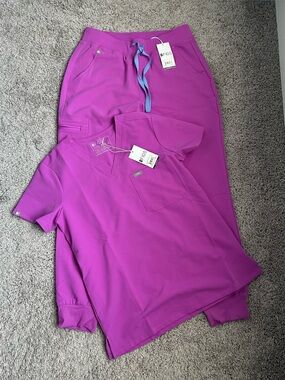 NWT Figs Women's Scrub Set in Ultraberry